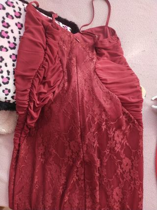 Vestido de fiesta burdeos con encaje