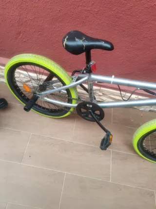 Bicicleta BMX con ruedas verdes
