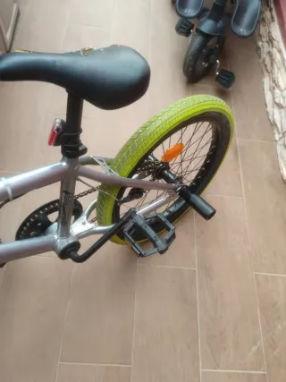 Bicicleta BMX con ruedas verdes