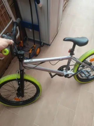 Bicicleta BMX con ruedas verdes