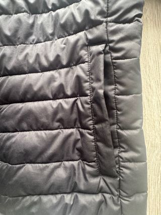 Chaqueta de plumas negra