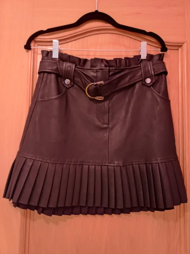 Falda polipiel Zara negra con cinturón.