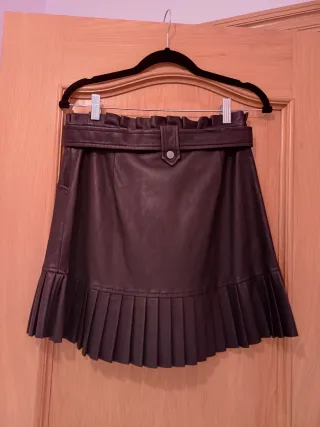 Falda polipiel Zara negra con cinturón. 