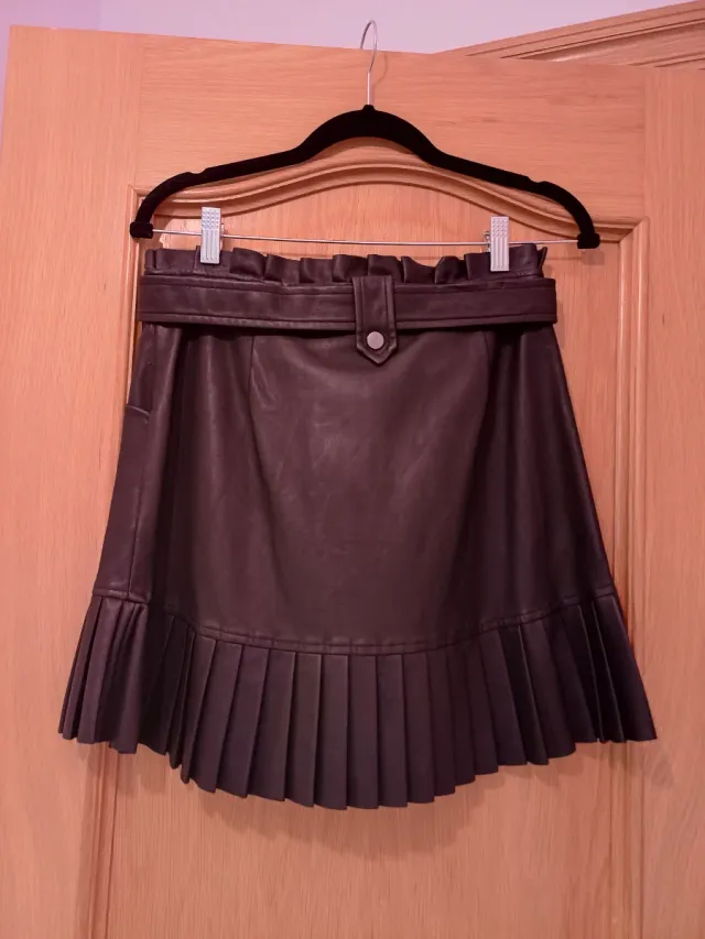 Falda polipiel Zara negra con cinturón.