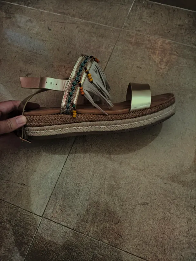 Sandalias Mustang Talla 40 Doradas