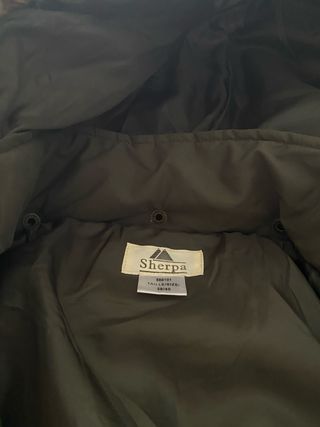 Abrigo largo verde militar con capucha