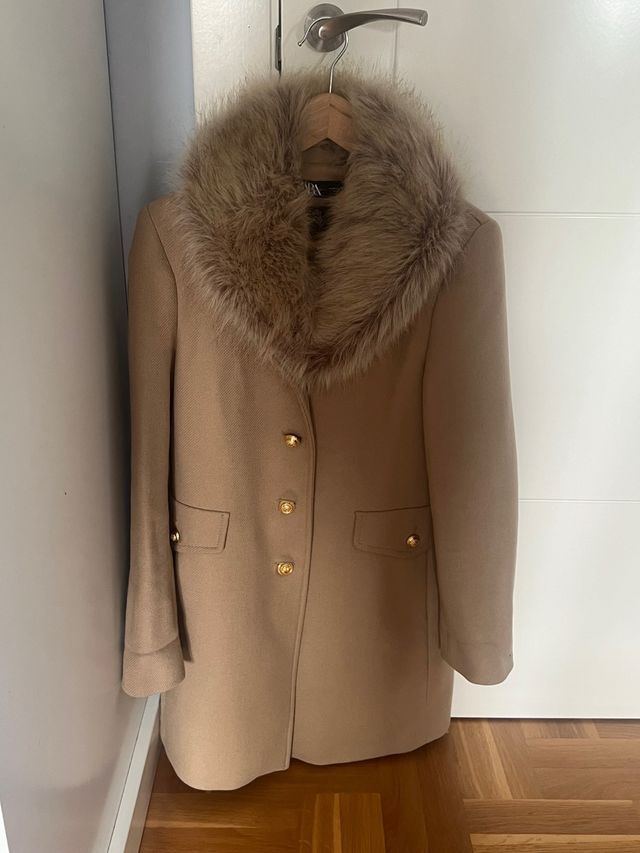 Abrigo Zara Beige Mujer con Cuello Pelo