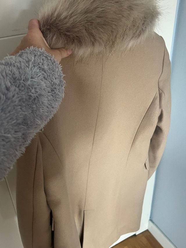 Abrigo Zara Beige Mujer con Cuello Pelo