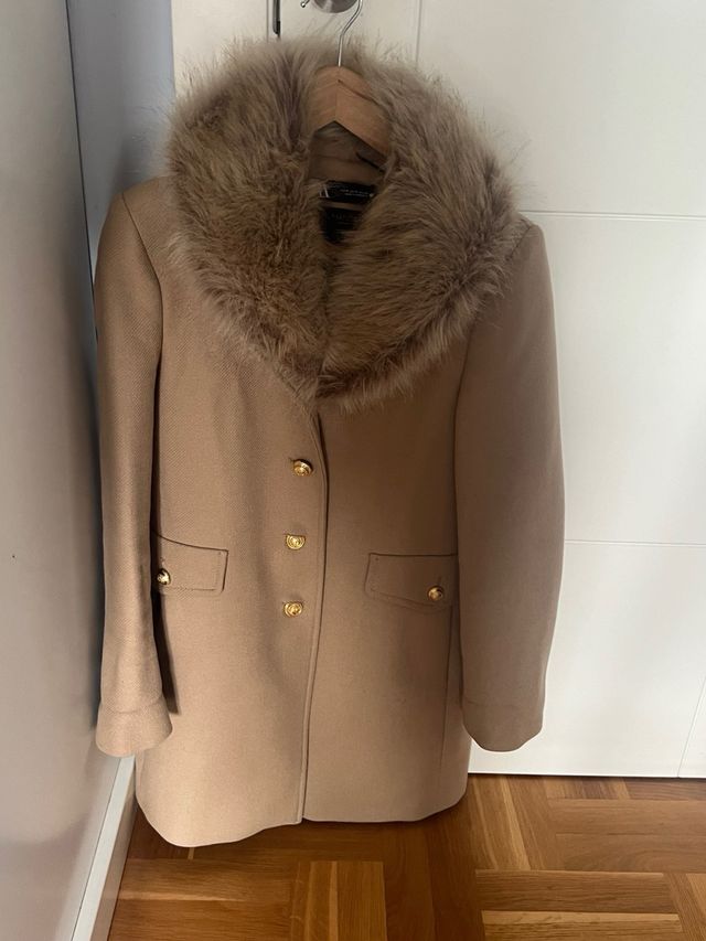 Abrigo Zara Beige Mujer con Cuello Pelo
