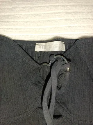 Top corto nero in maglina con laccio