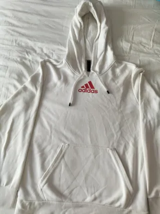 Sudadera Adidas con capucha y bolsillos 