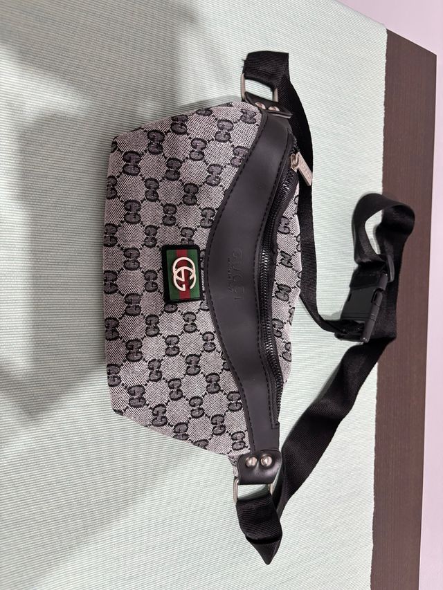 Riñonera Gucci GG Supreme Negra Gris