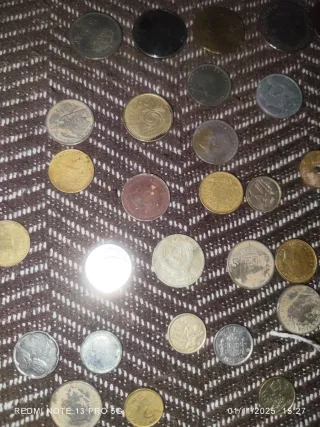 43 monedas variadas, algunas de plata