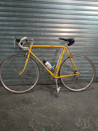 Bicicleta de carretera Peugeot Amarilla