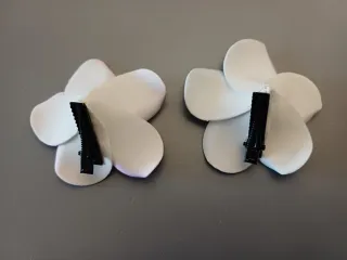 2 clips flor hawaiana frangipani morado y azul