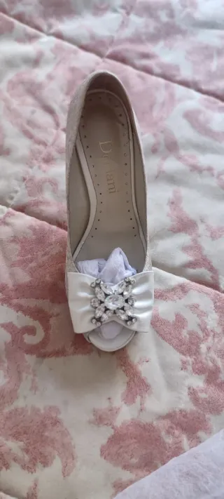 Zapatos de vestir beige y plateados