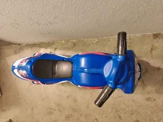 Moto de juguete azul
