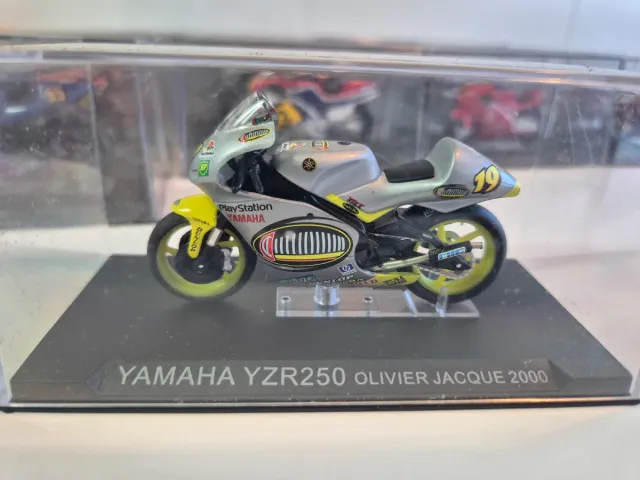 Miniatura Moto Yamaha YZR250 Olivier Jacque 2000
