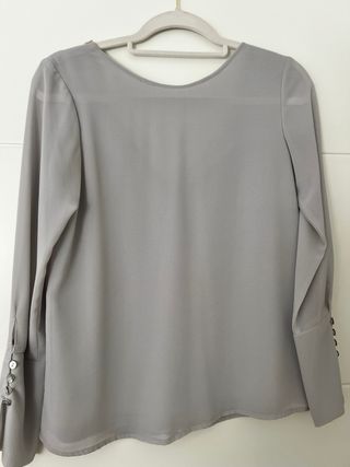 Camisa celeste muy claro con flecos beige Bimani