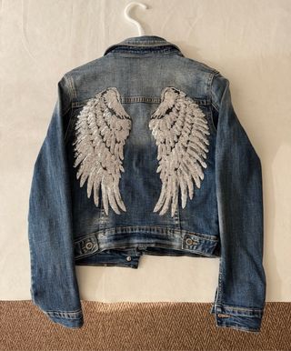 Cazadora denim con alas lentejuelas