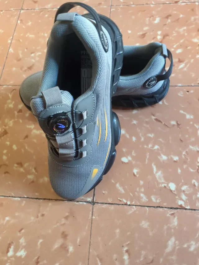 Zapatillas de trabajo grises y amarillas