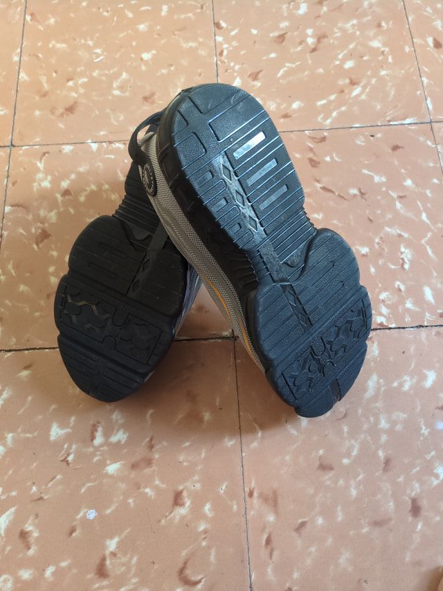 Zapatillas de trabajo grises y amarillas