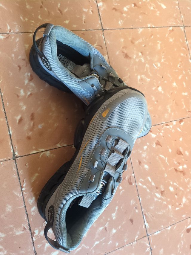 Zapatillas de trabajo grises y amarillas