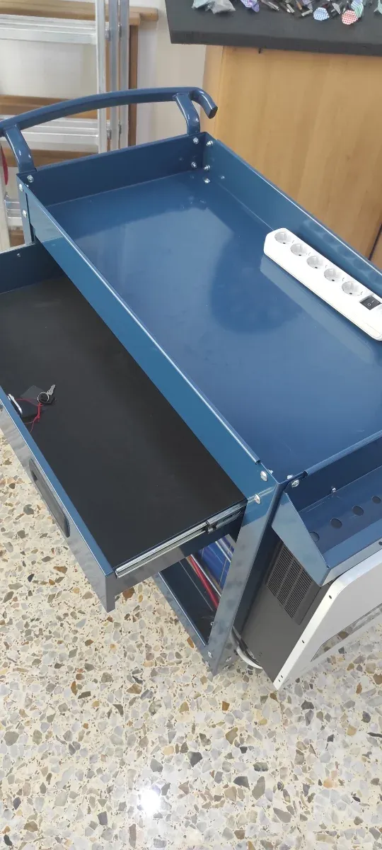 Carro de herramientas azul con cajón