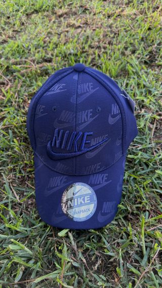 Gorra Nike Azul con Logo Repetido