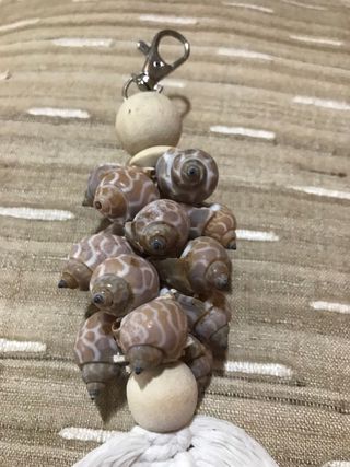 Llavero conchas y detalle de madera