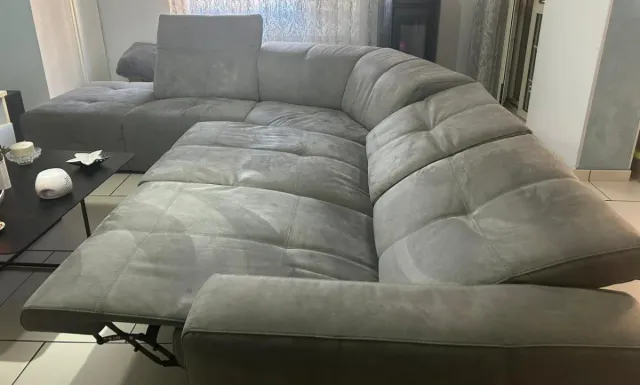 Divano angolare grigio in tessuto