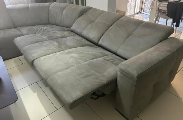 Divano angolare grigio in tessuto