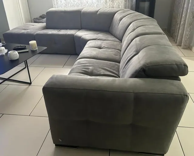 Divano angolare grigio in tessuto