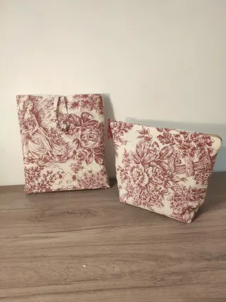 Estuche maquillaje y funda libros estampado floral