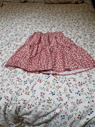Falda corta floreada rosa y blanca