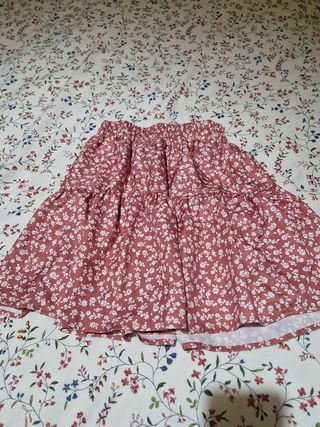 Falda corta floreada rosa y blanca