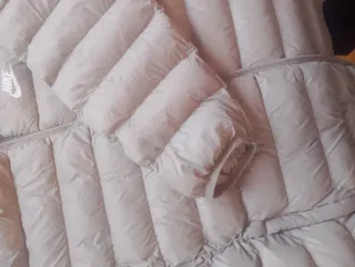 Chaqueta acolchada beige con capucha