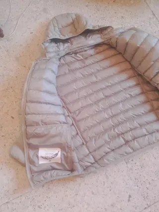 Chaqueta acolchada beige con capucha