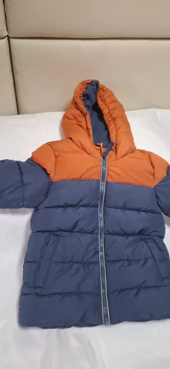 Abrigo acolchado naranja y azul