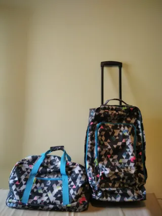 Conjunto Maleta y Bolsa de Viaje Diseño Geométrico