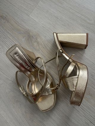 Zapatos de tacón Stradivarius dorados talla 36 