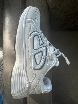 Zapatillas grises y blancas