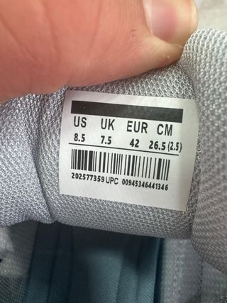 Zapatillas grises y blancas