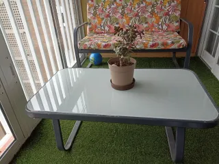 Juego de sillones con mesa y cojines