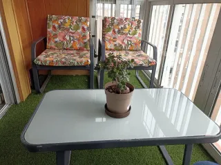 Juego de sillones con mesa y cojines