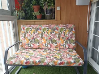 Juego de sillones con mesa y cojines