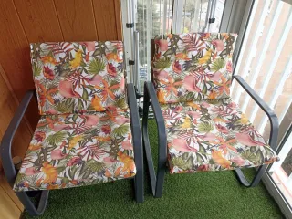 Juego de sillones con mesa y cojines