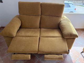 2 Sofás mostaza 3 y 2 plazas. Como nuevos