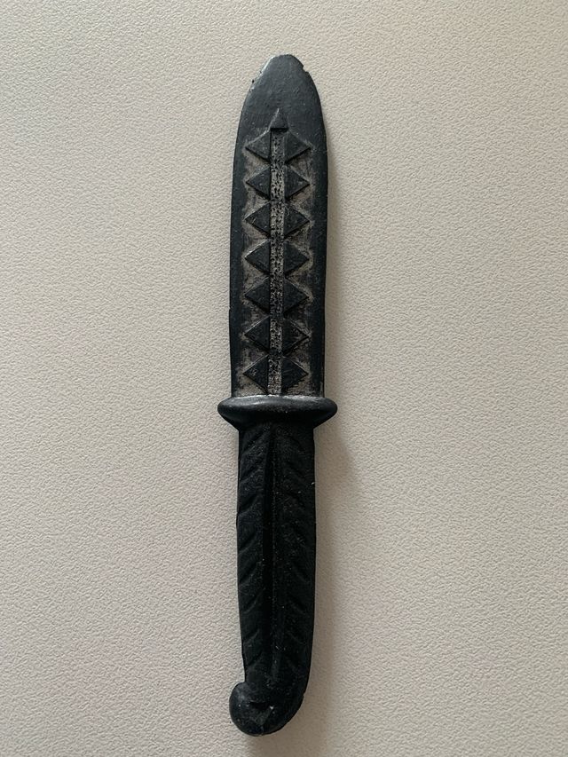 Puñal de plástico color negro