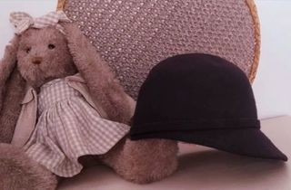 Gorra niña negra con detalle dorado